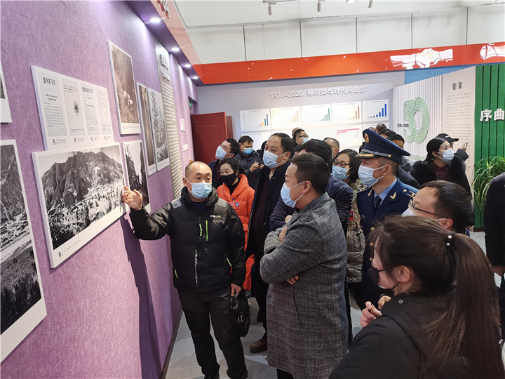 林区政协委员参观建区50周年成就图片展(图1)